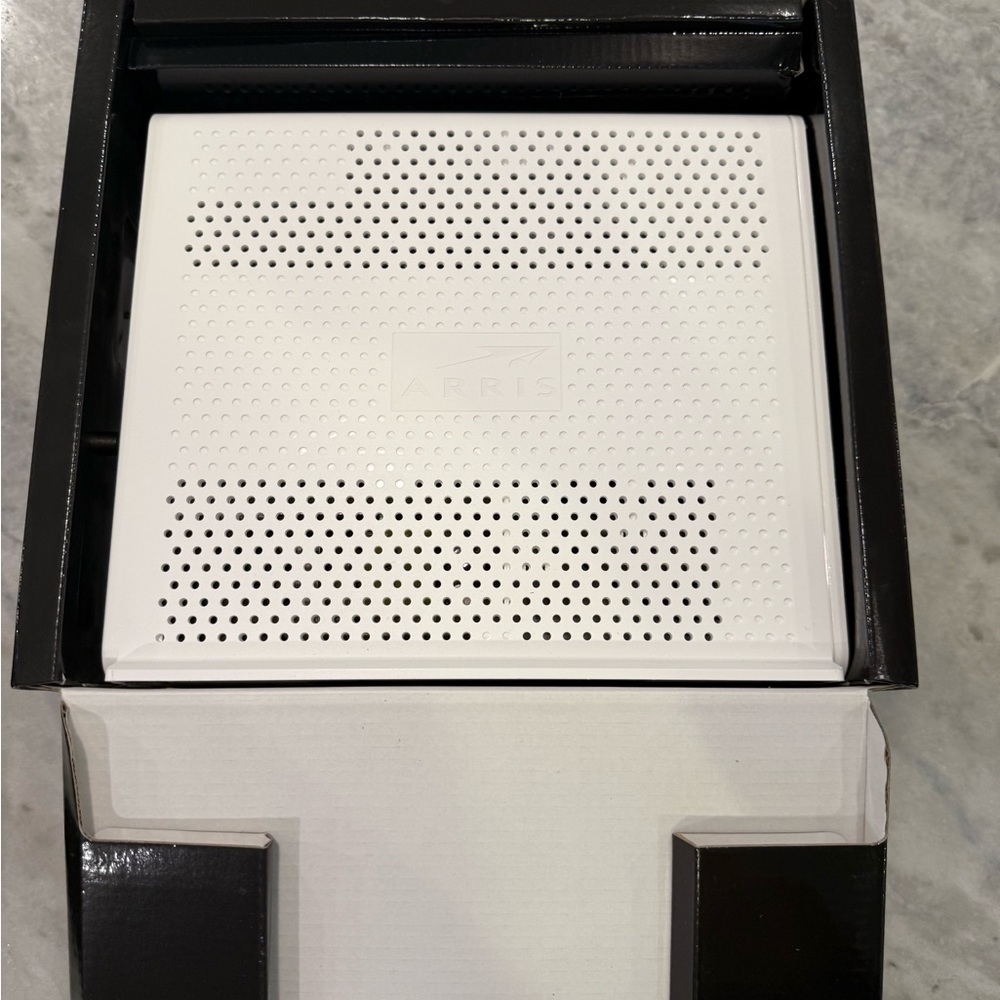 ARRIS SURFboard AC1900, White Cable Modem & Wi-Fi Router - Picture 2 of 4